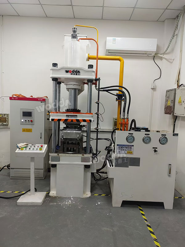 63噸碳酸鈉粉末成型液壓機(jī)