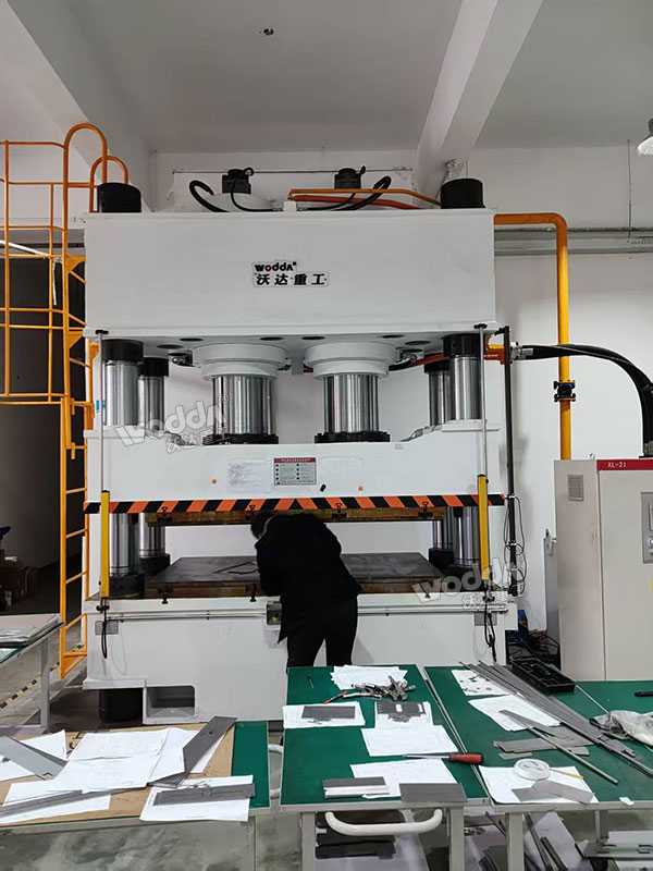 800噸四柱液壓機(jī)現(xiàn)場(chǎng) 800噸四柱液壓機(jī)現(xiàn)場(chǎng)