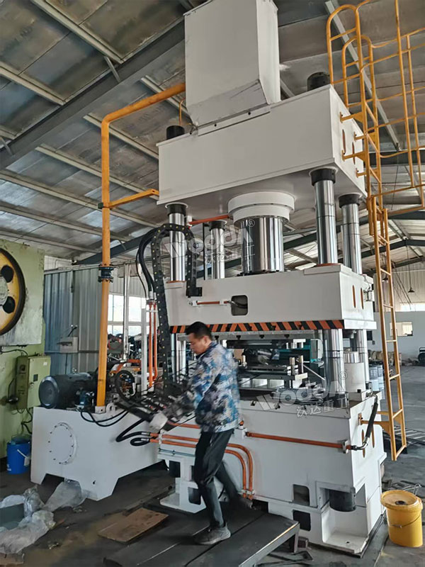 500噸四柱液壓機(jī)現(xiàn)場(chǎng) 500噸四柱液壓機(jī)現(xiàn)場(chǎng)