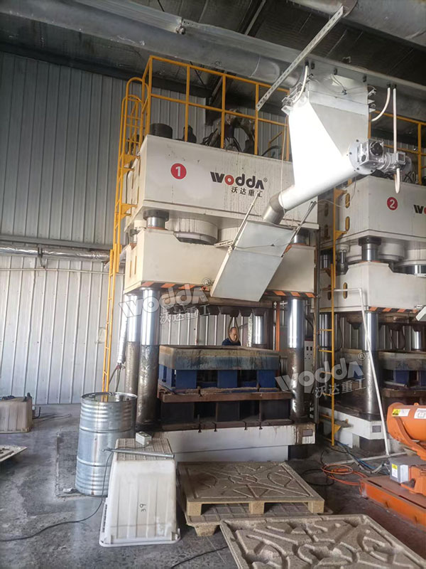 1600噸木屑托盤液壓機(jī) 1600噸木屑托盤液壓機(jī)