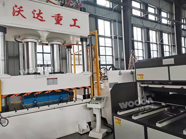 500噸四柱液壓機(jī)現(xiàn)場 500噸四柱液壓機(jī)現(xiàn)場