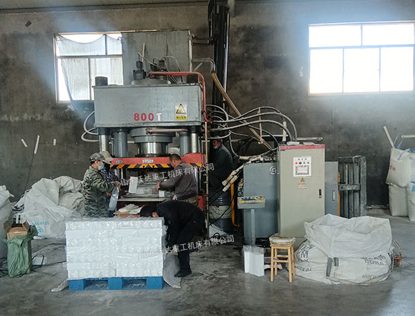 800噸牛羊舔磚液壓機 800噸牛羊舔磚液壓機