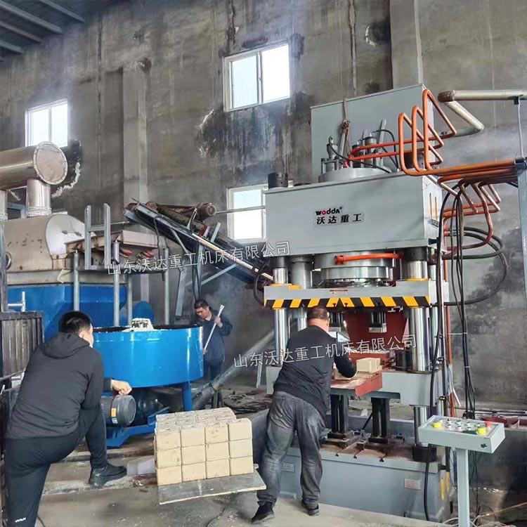 630噸鹽磚機(jī)現(xiàn)場 630噸鹽磚機(jī)現(xiàn)場