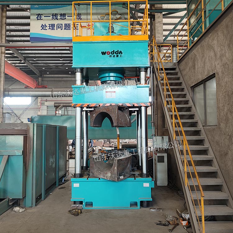 630噸熱壓彎頭成型液壓機現(xiàn)場.jpg