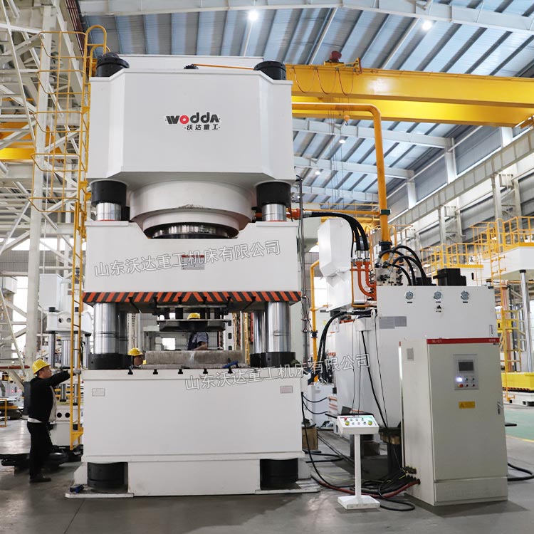 2500噸掛車(chē)鞍座沖壓成型液壓機(jī) 2500噸掛車(chē)鞍座沖壓成型液壓機(jī)