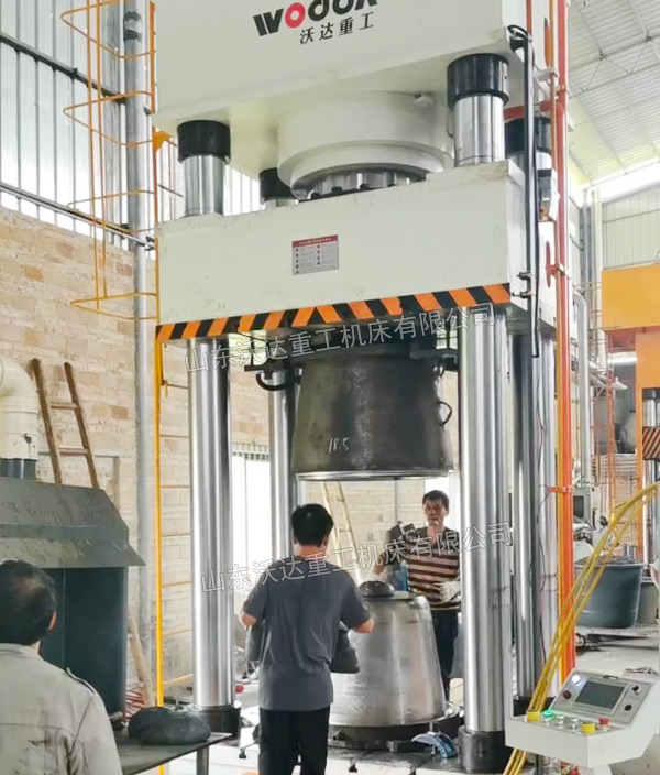 1200噸四柱液壓機(jī)模壓塑料水缸成型 1200噸四柱液壓機(jī)模壓塑料水缸成型