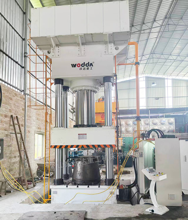 1200噸塑料水缸成型液壓機(jī)現(xiàn)場 1200噸塑料水缸成型液壓機(jī)現(xiàn)場