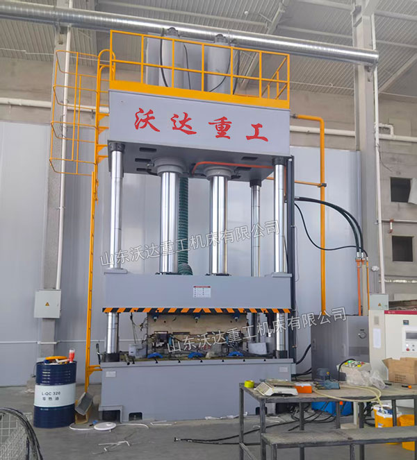 復(fù)合材料成型液壓機現(xiàn)場