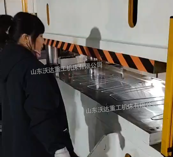 500噸四柱液壓機(jī)校平冷鏈鋁管