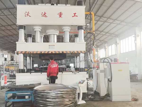 500噸不銹鋼水塔封蓋拉伸液壓機(jī)試機(jī) 500噸不銹鋼水塔封蓋拉伸液壓機(jī)試機(jī)