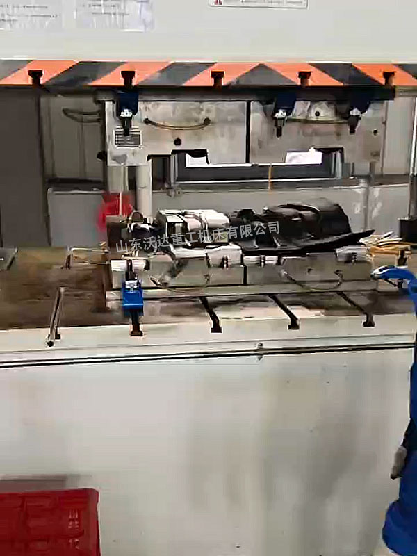 630噸四柱液壓機熱壓汽車除霜通風管 630噸四柱液壓機熱壓汽車除霜通風管