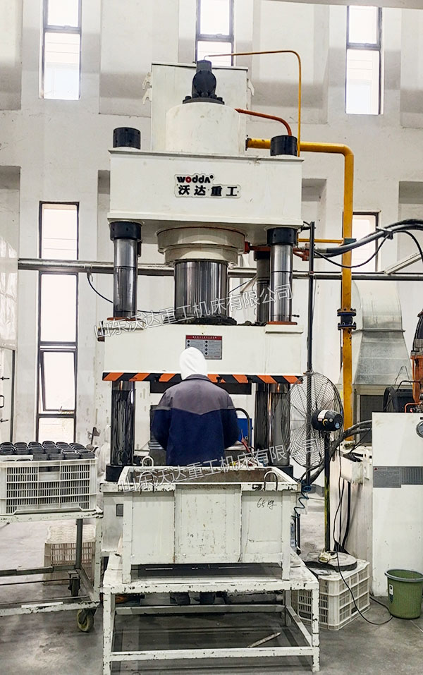 500噸四柱液壓機(jī)現(xiàn)場 500噸四柱液壓機(jī)現(xiàn)場