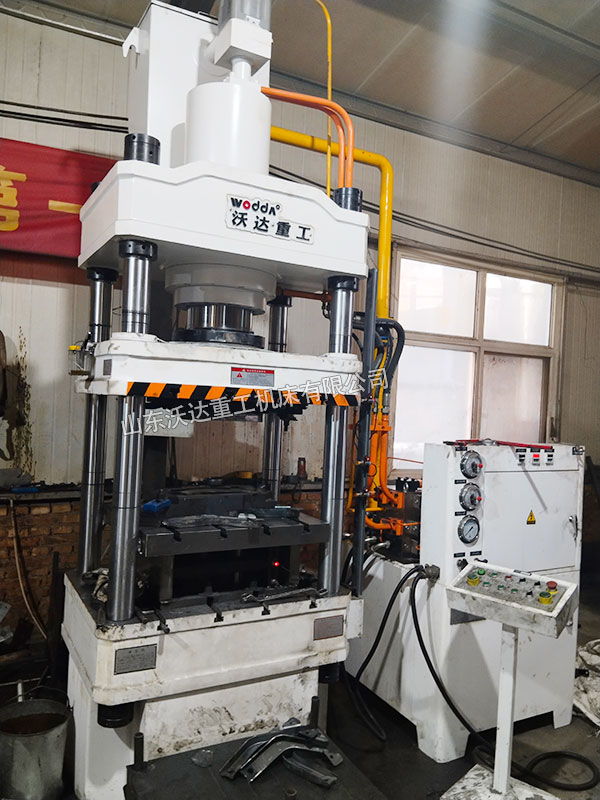 200噸汽車(chē)油箱支架成型液壓機(jī) 200噸汽車(chē)油箱支架成型液壓機(jī)