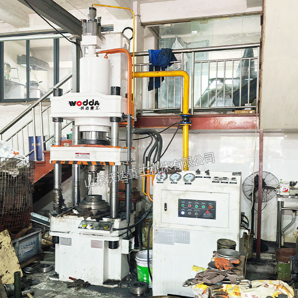 200噸四柱液壓機(jī) 200噸四柱液壓機(jī)