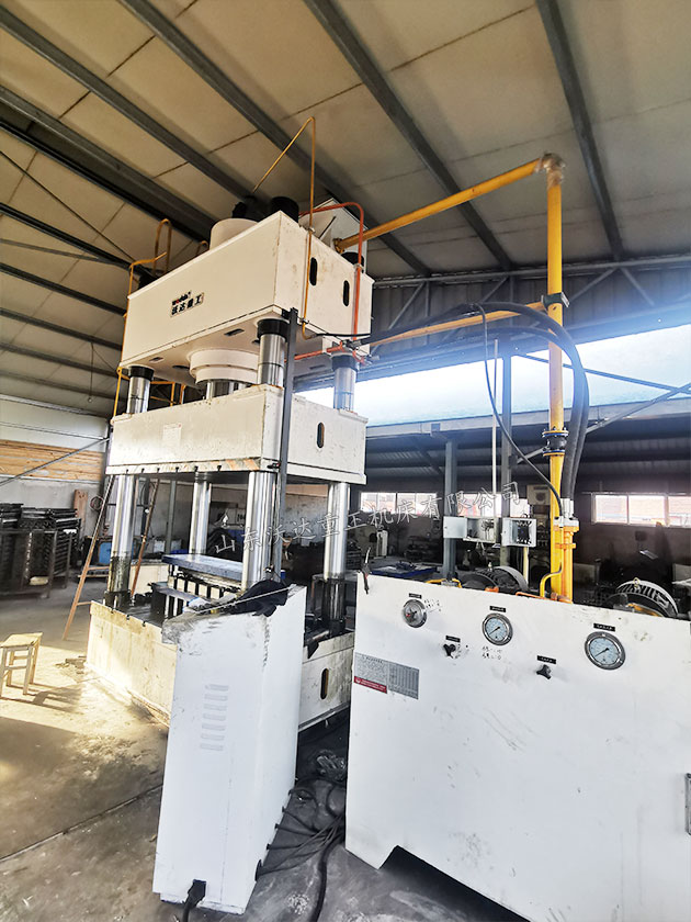 630噸汽車配件成型液壓機調(diào)試 630噸汽車配件成型液壓機調(diào)試