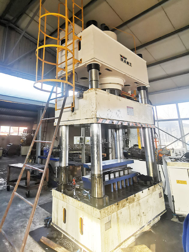 630噸四柱液壓機安裝完成 630噸四柱液壓機安裝完成