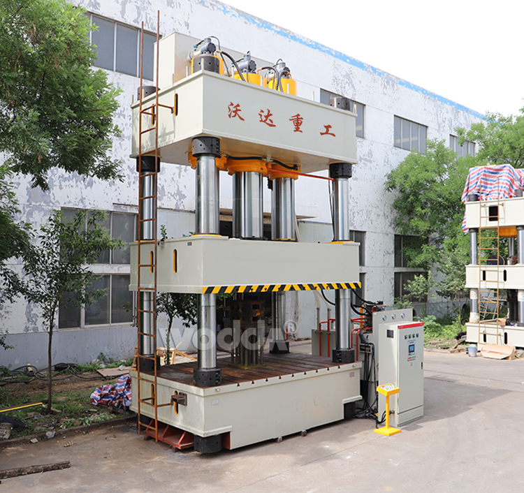 1800噸四柱液壓機(jī) 1800噸四柱液壓機(jī)