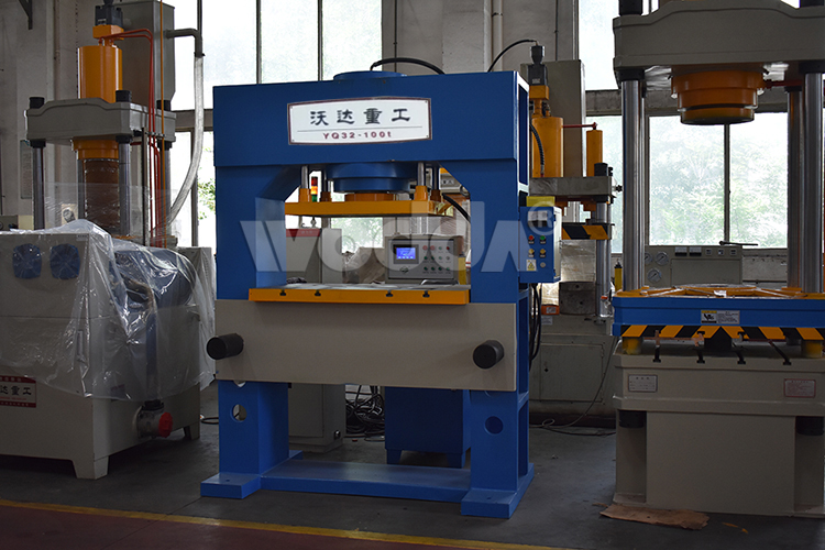 200噸龍門油壓機(jī) 200噸龍門油壓機(jī)