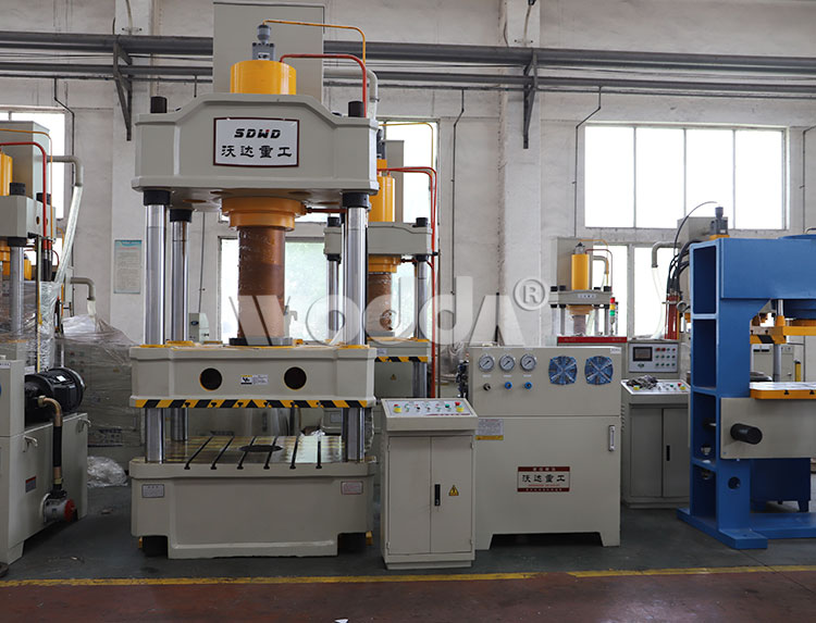 三梁四柱單杠液壓機(jī) 三梁四柱單杠液壓機(jī)